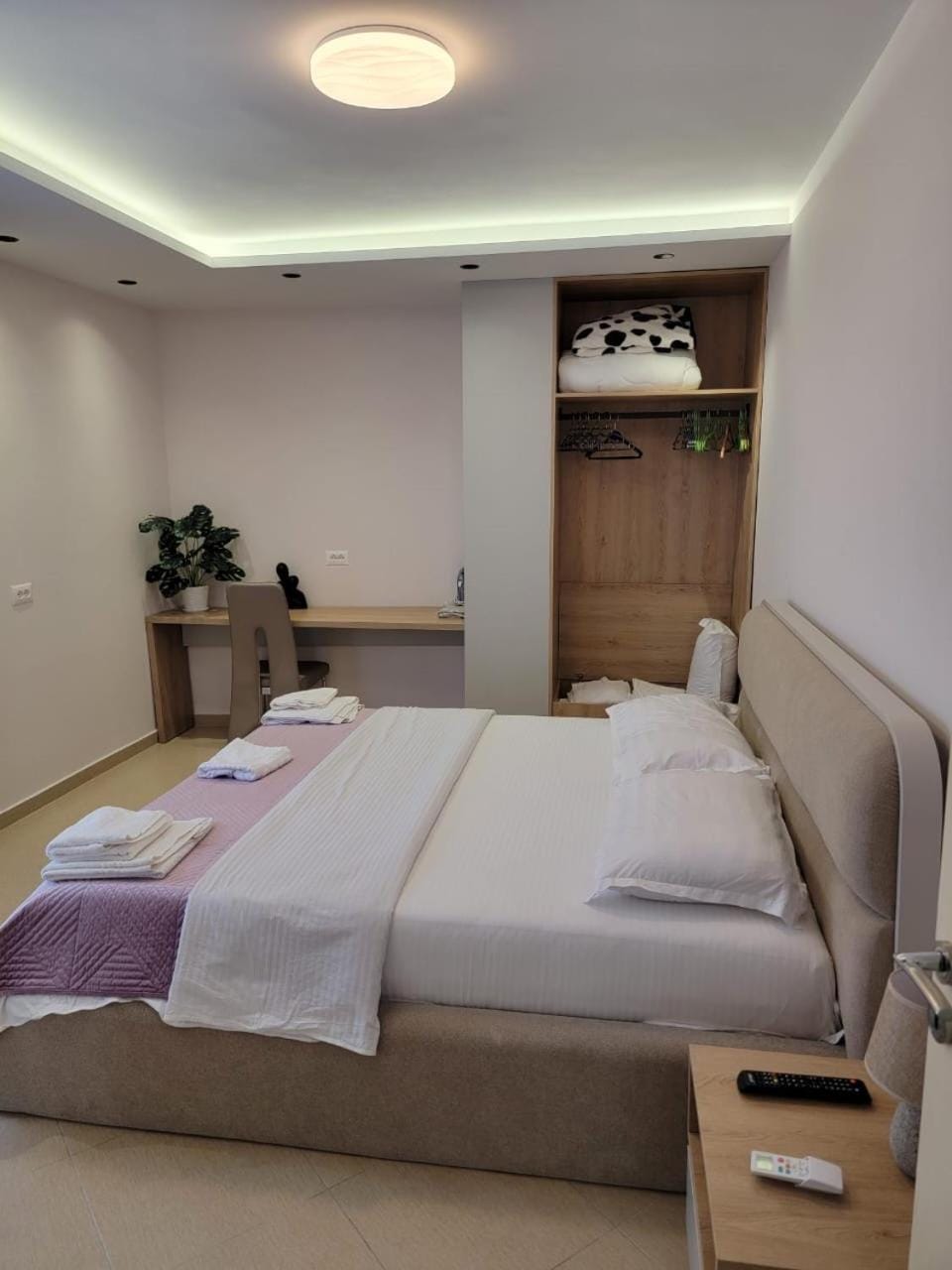 Bed, Photo of the whole room, towels, wardrobe