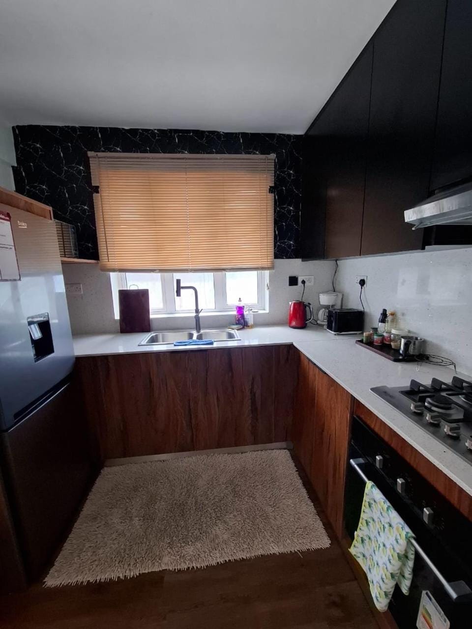 Kitchen or kitchenette, minibar, stove