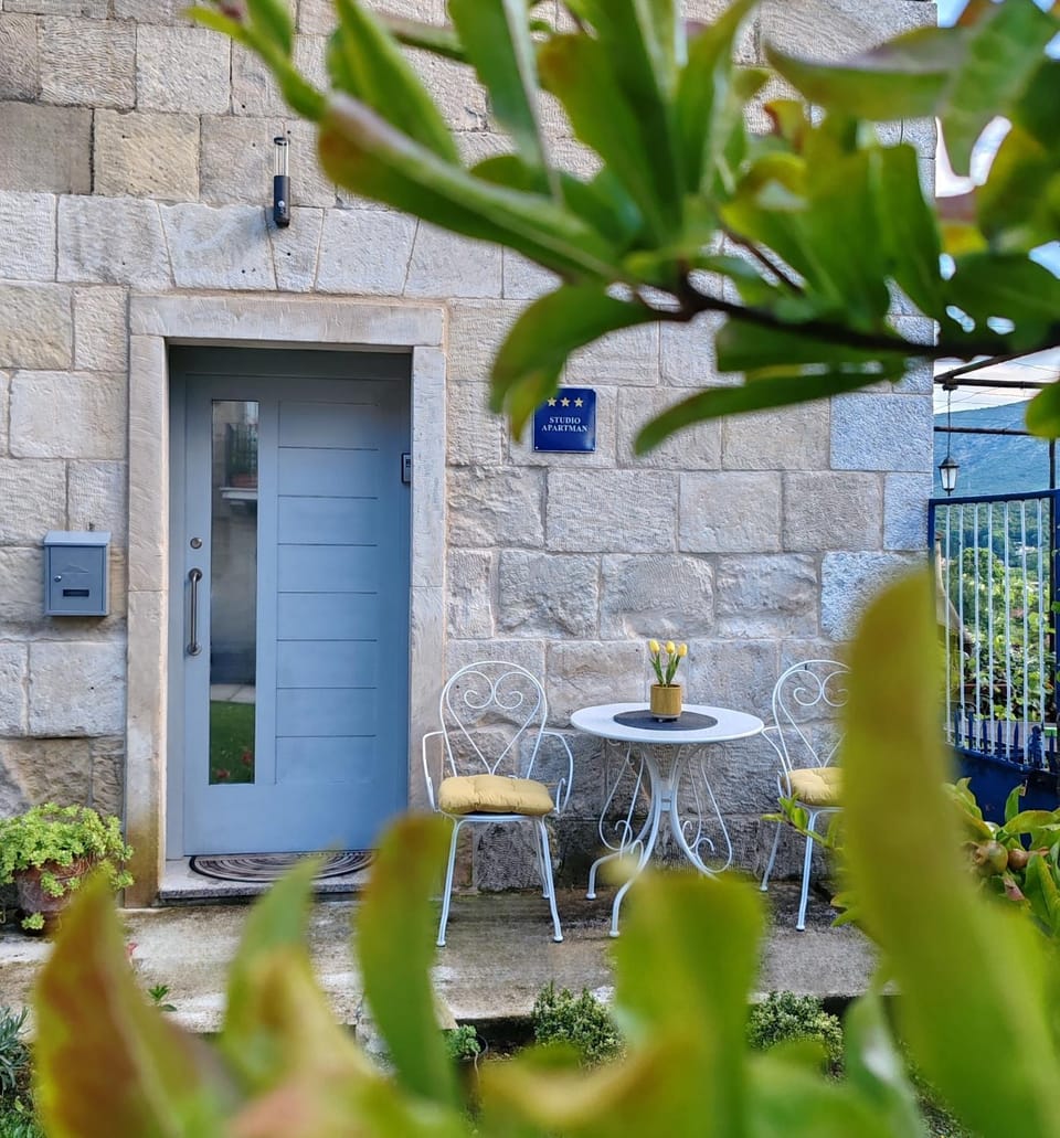 Property building, Patio, Day, Garden, Garden view
