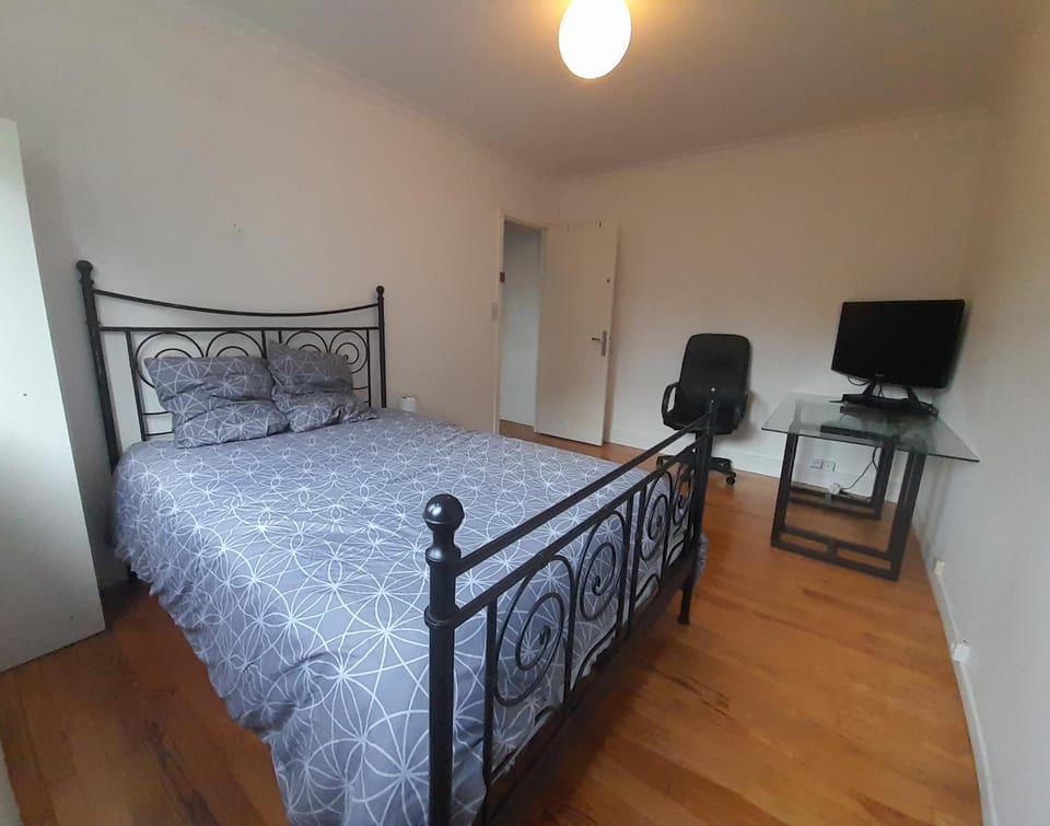 Bed, TV and multimedia, Bedroom