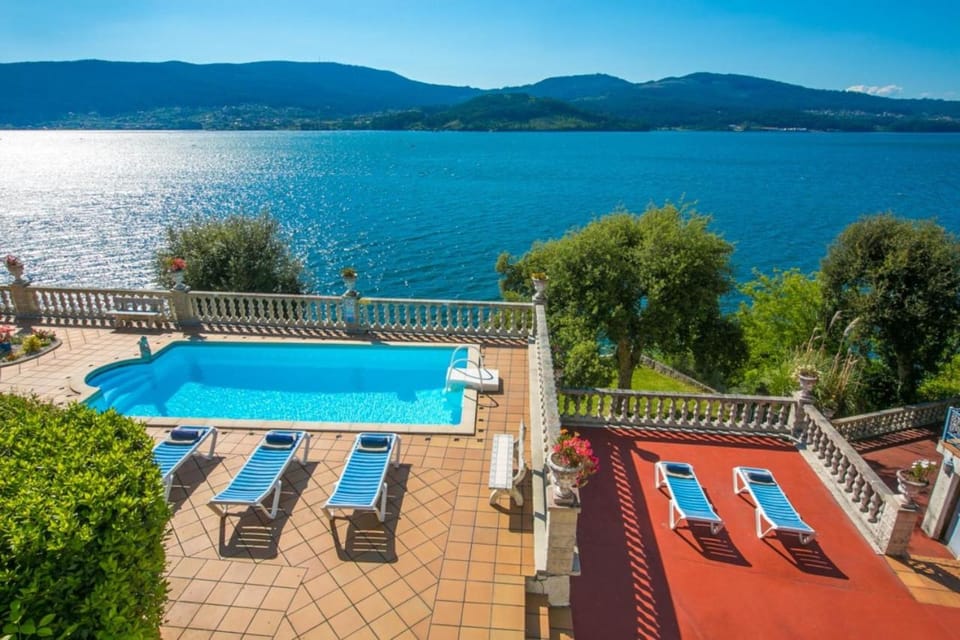 Natural landscape, Balcony/Terrace, Pool view, River view, Swimming pool, sunbed