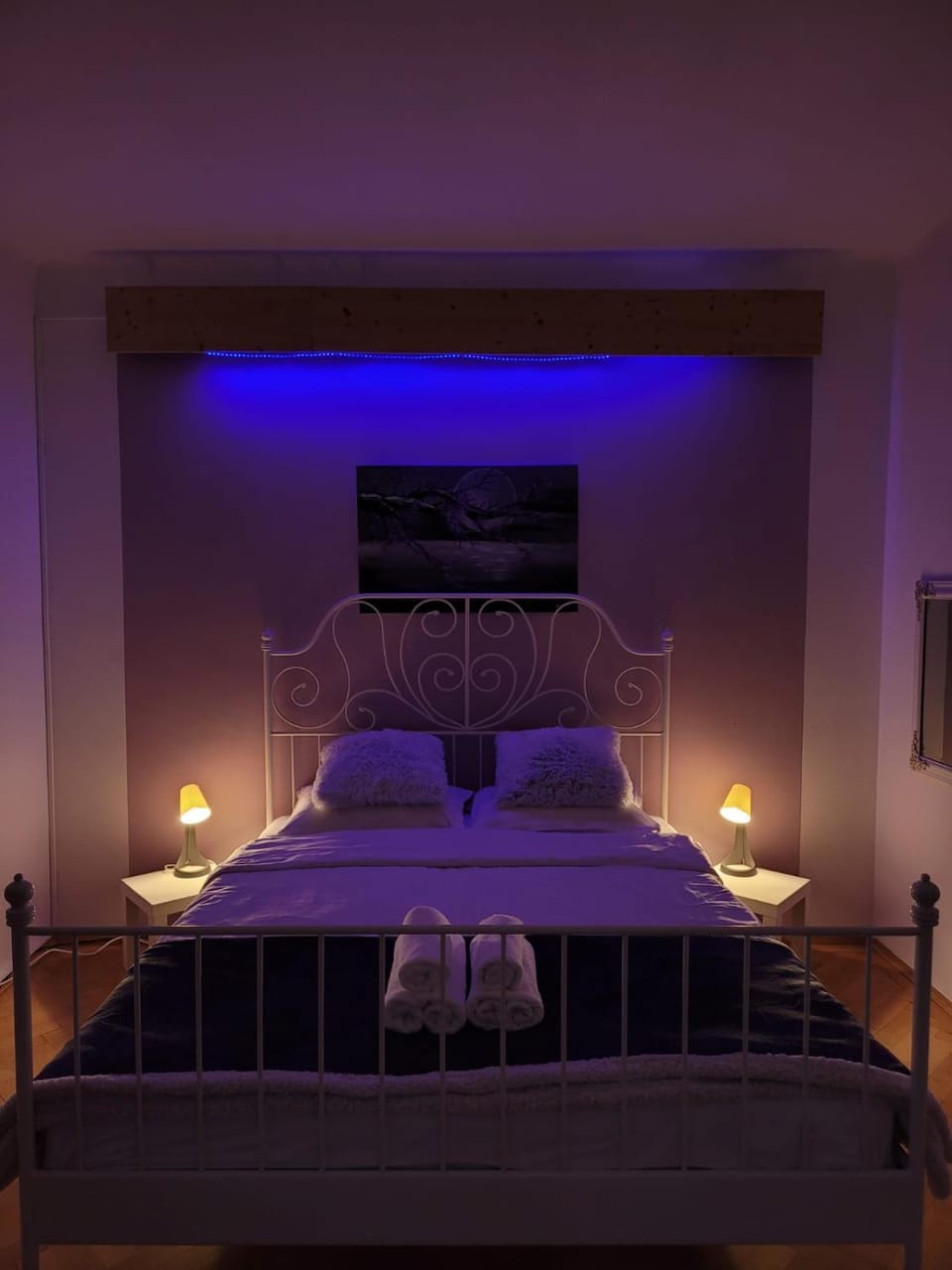 Bed, TV and multimedia, Photo of the whole room, Bedroom, towels