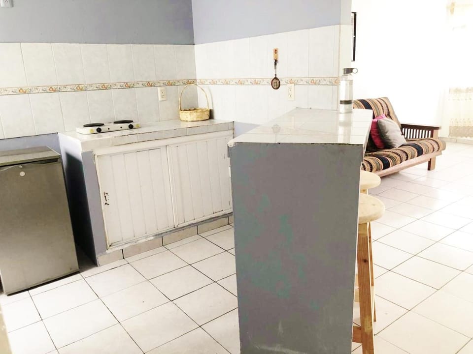 Kitchen or kitchenette, minibar