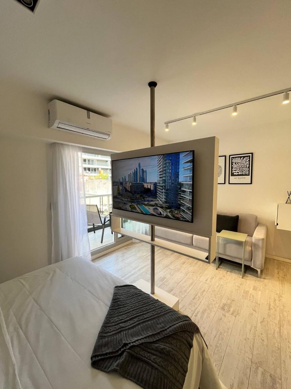 Bed, TV and multimedia, Photo of the whole room, Evening entertainment, Bedroom, air conditioner