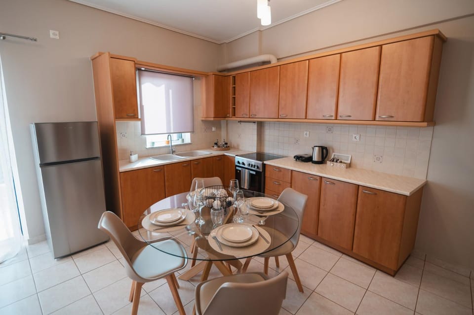 Coffee/tea facilities, Kitchen or kitchenette, Dining area, oven, stove