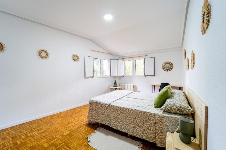 Bed, Photo of the whole room, Bedroom