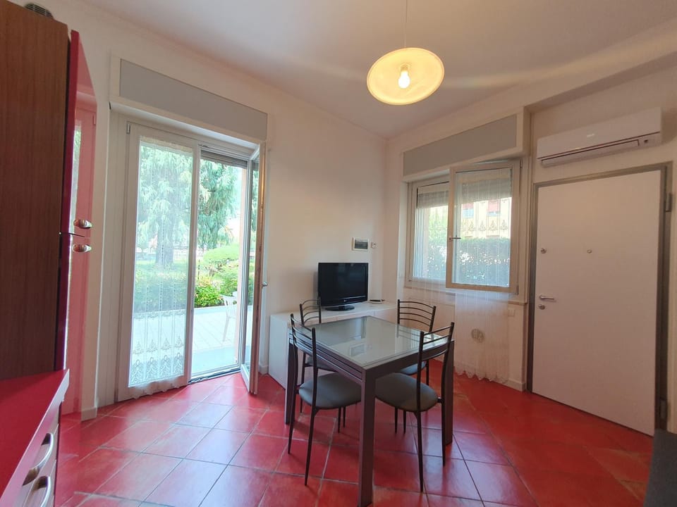 TV and multimedia, Kitchen or kitchenette, Living room, Seating area, Dining area, air conditioner