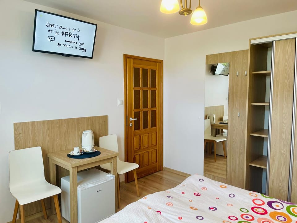 Bed, Summer, TV and multimedia, Photo of the whole room, Bedroom, Garden view, furniture, wardrobe
