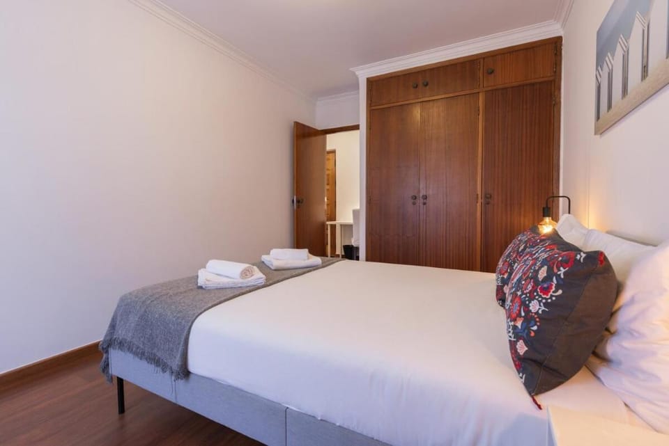Bed, Bedroom, towels, wardrobe