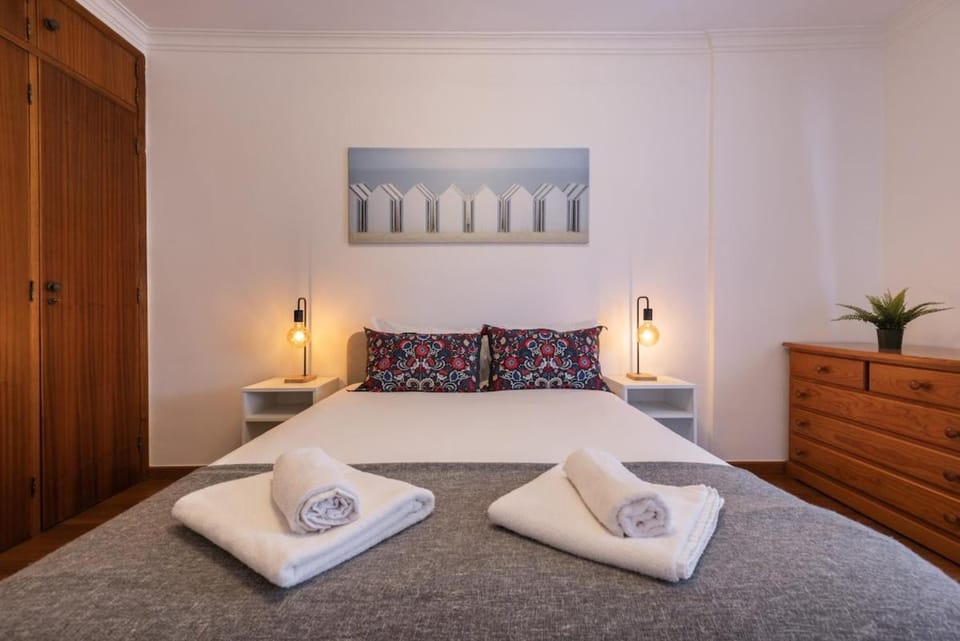 Bed, Bedroom, towels, wardrobe