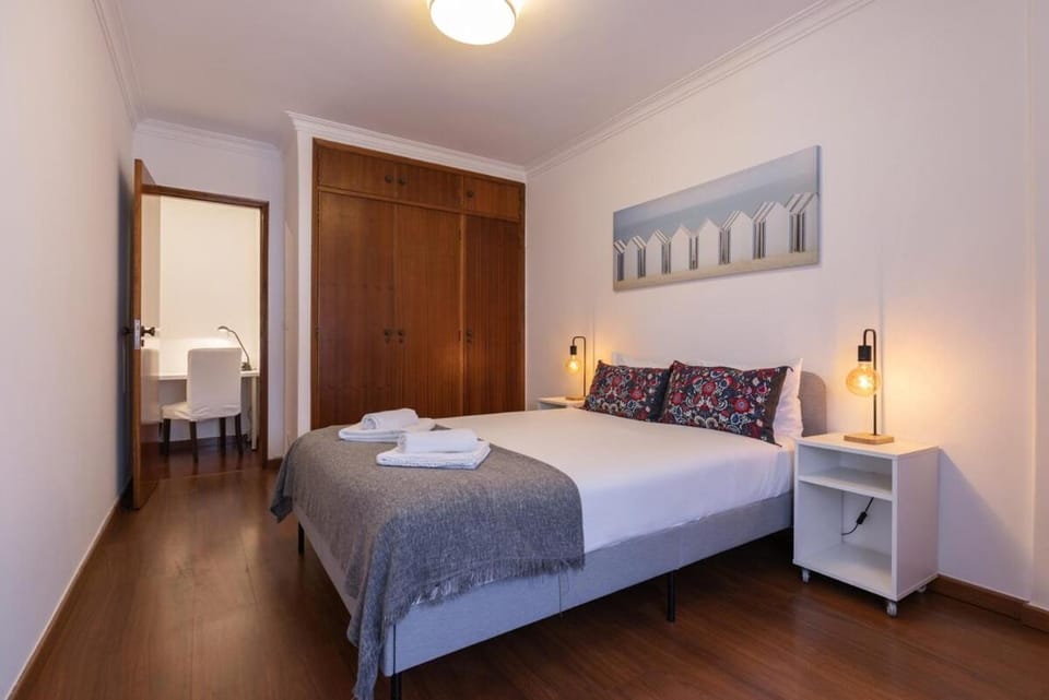 Bed, Bedroom, towels, wardrobe