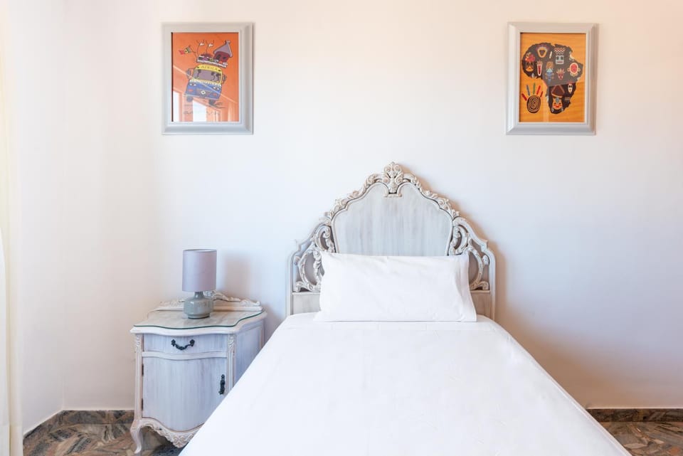 Bed, Photo of the whole room, Decorative detail, Bedroom