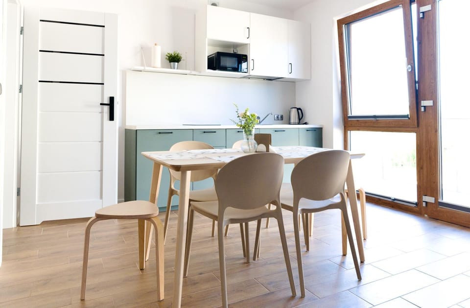 Kitchen or kitchenette, Dining area, microwave, stove