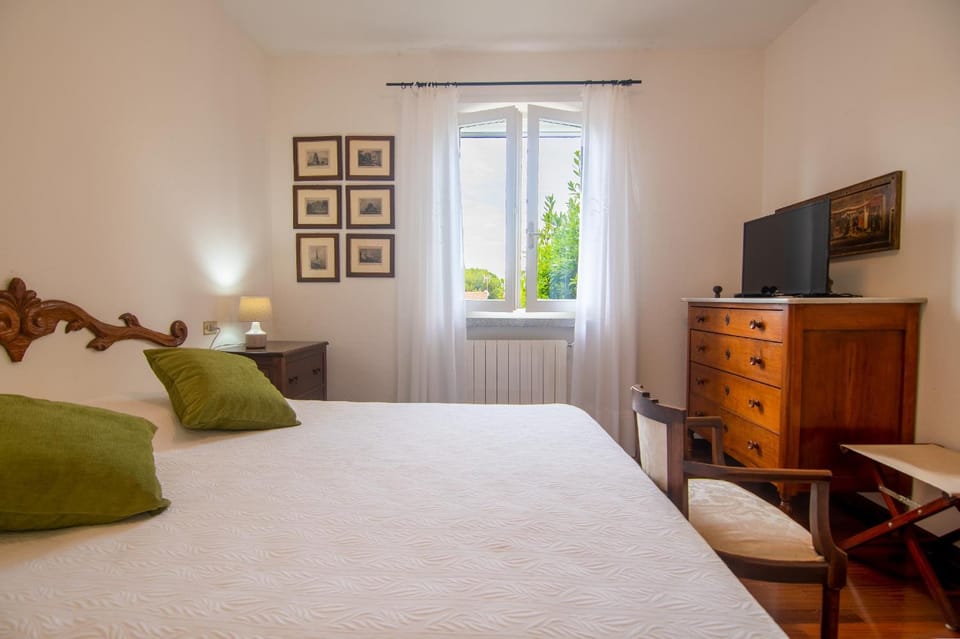 Bed, TV and multimedia, Photo of the whole room, Bedroom