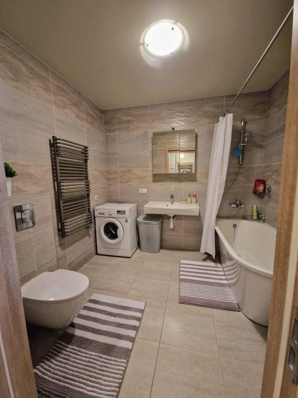 Shower, Toilet, Bathroom, Bath, towels, washing machine