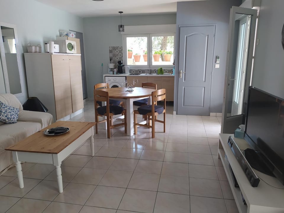 Kitchen or kitchenette, Seating area