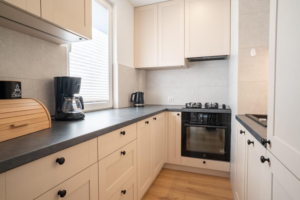 Coffee/tea facilities, Kitchen or kitchenette, dishwasher, oven, stove, toaster