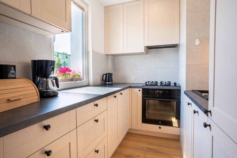 Coffee/tea facilities, Kitchen or kitchenette, dishwasher, oven, stove, toaster