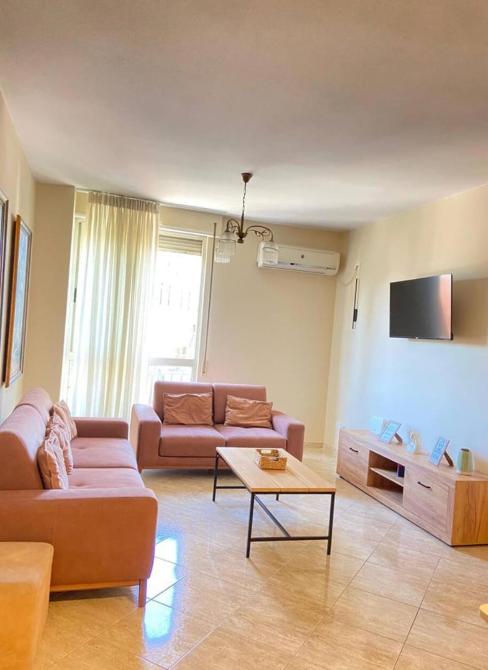 Communal lounge/ TV room, TV and multimedia, Living room, Seating area, Evening entertainment, air conditioner
