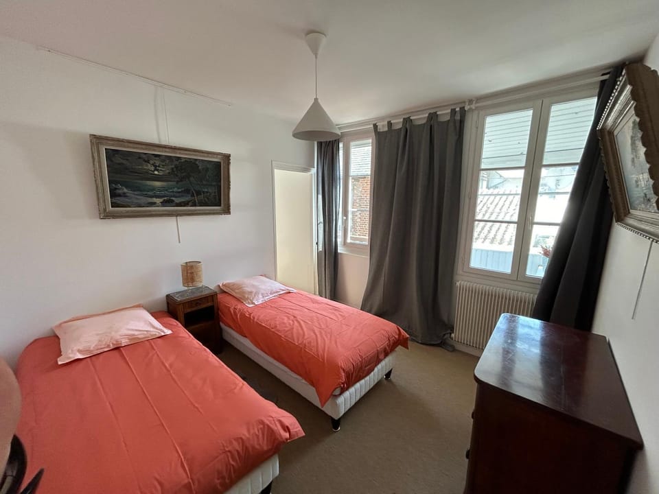 Bed, Photo of the whole room, Decorative detail, Bedroom