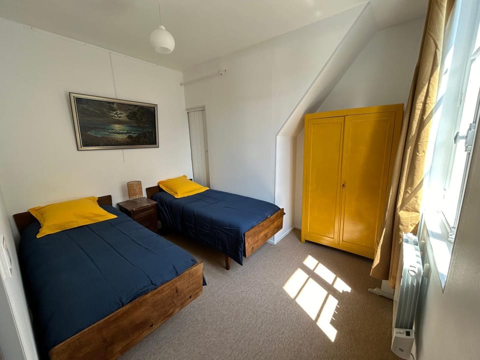 Bed, Photo of the whole room, Decorative detail, Bedroom, wardrobe