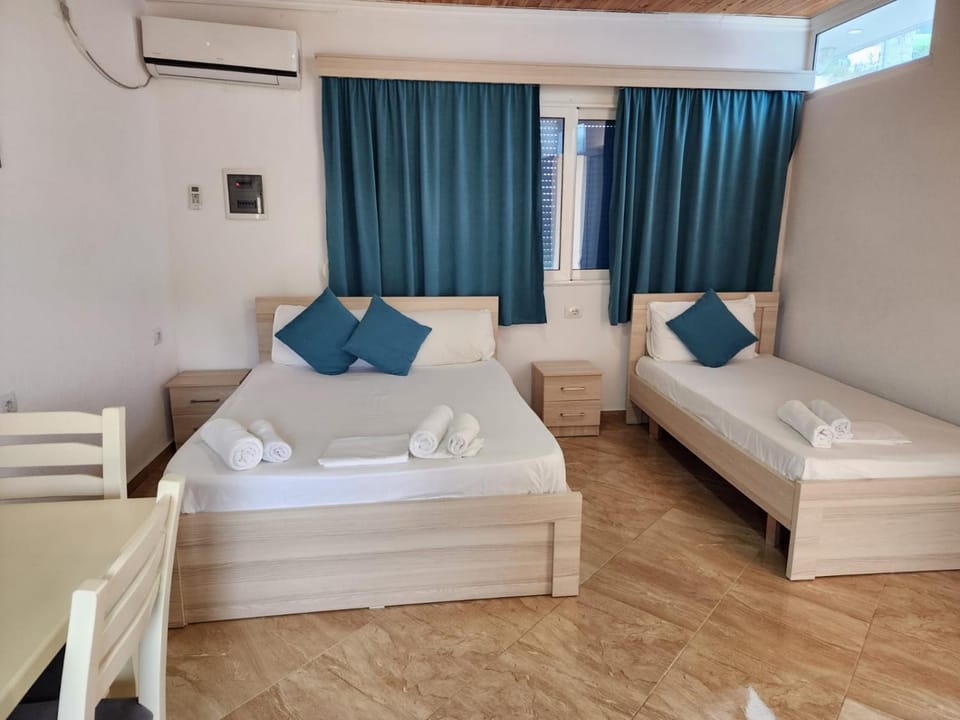 Bed, TV and multimedia, Living room, Photo of the whole room, Seating area, Bedroom, towels, air conditioner