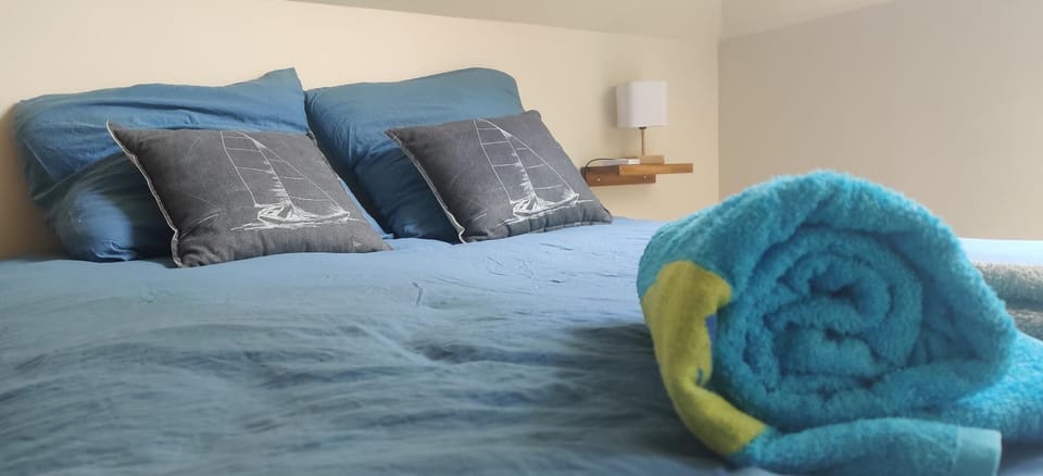 Bed, Photo of the whole room, Bedroom, towels