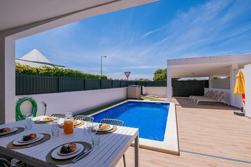 Dining area, Swimming pool, sunbed