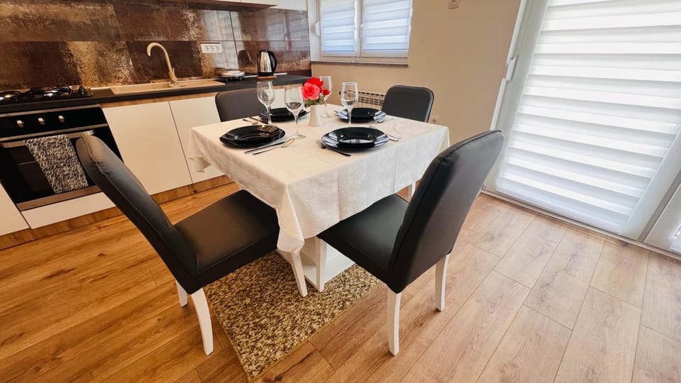 Coffee/tea facilities, Kitchen or kitchenette, Dining area, stove, toaster