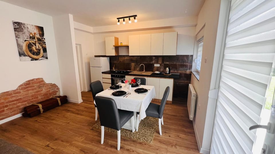 Coffee/tea facilities, Kitchen or kitchenette, Dining area, stove