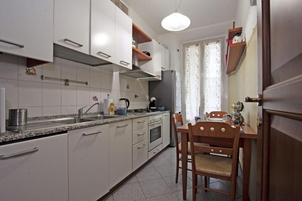 Coffee/tea facilities, Kitchen or kitchenette, Dining area, dishwasher, stove