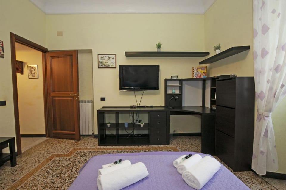 Bed, TV and multimedia, Photo of the whole room, Bedroom, towels