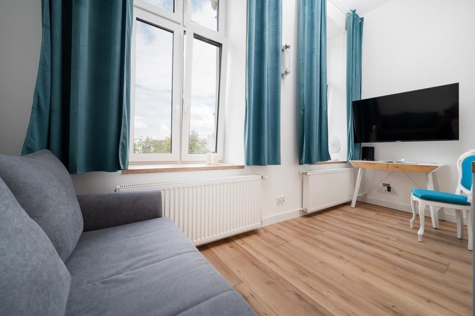 TV and multimedia, Living room, Seating area, Evening entertainment