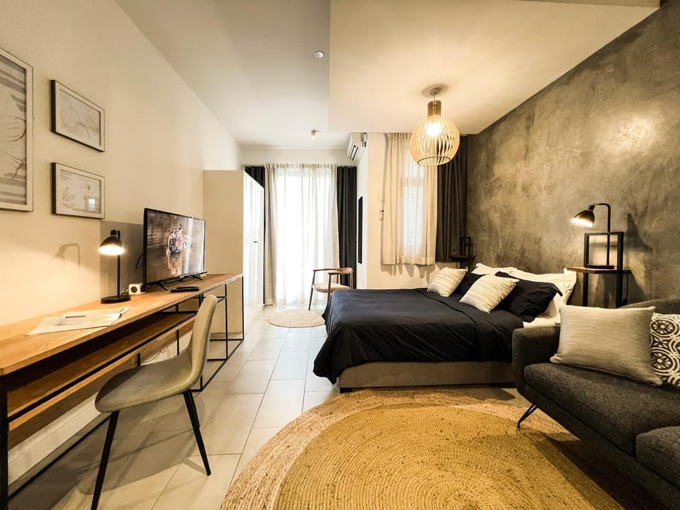 Living room, Photo of the whole room, Seating area, Bedroom