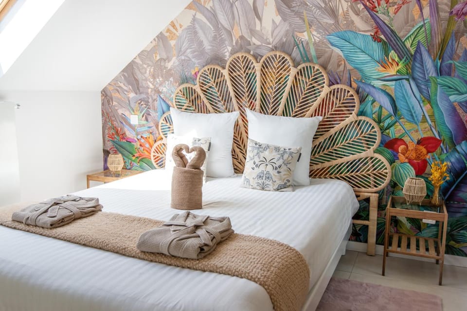 Bed, Photo of the whole room, Decorative detail, Bedroom