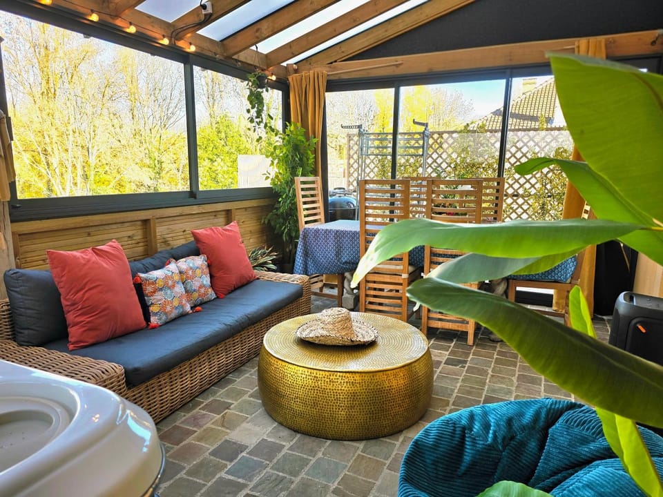 Patio, Day, Balcony/Terrace