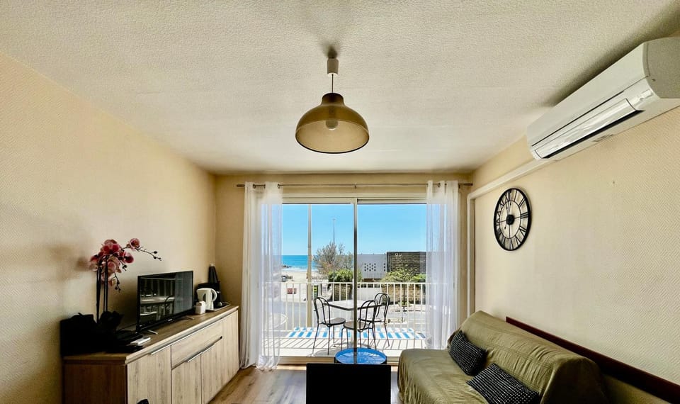 Communal lounge/ TV room, TV and multimedia, Kitchen or kitchenette, Living room, Seating area, Dining area, Sea view, air conditioner