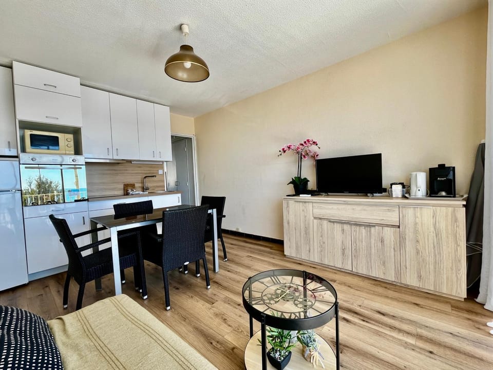 TV and multimedia, Kitchen or kitchenette, Dining area, oven, stove