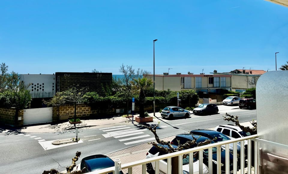 Property building, Day, Neighbourhood, Parking