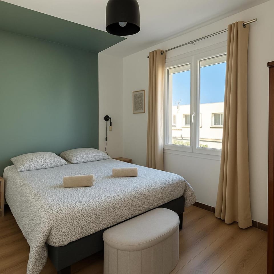 Bed, Photo of the whole room, Bedroom