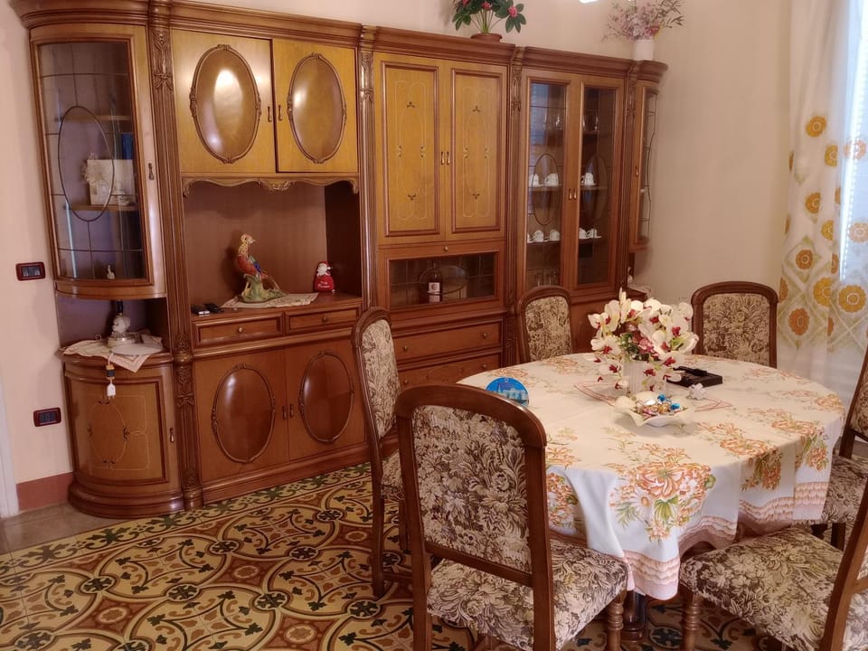 Dining area, Breakfast