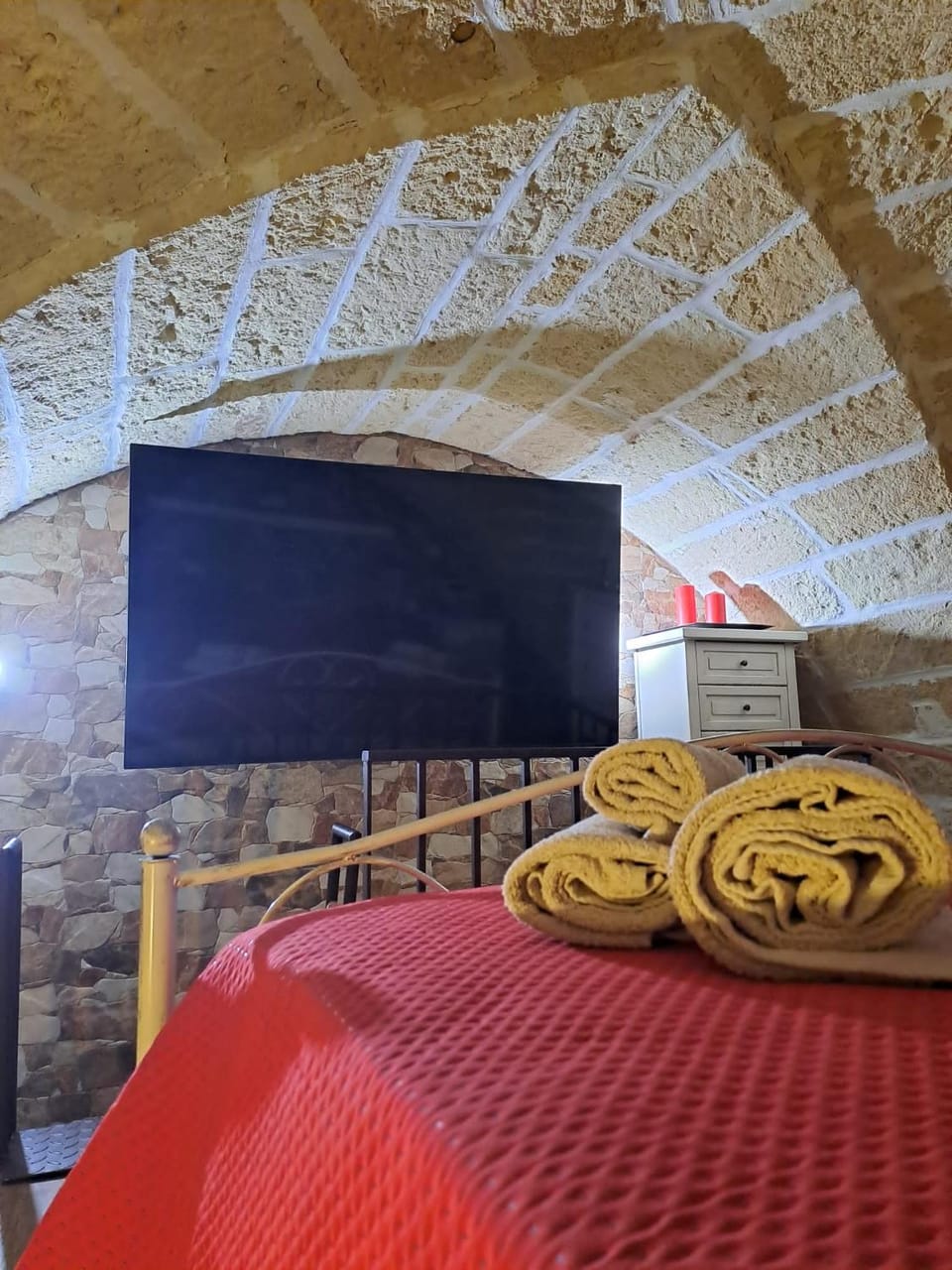 Bed, TV and multimedia, Photo of the whole room