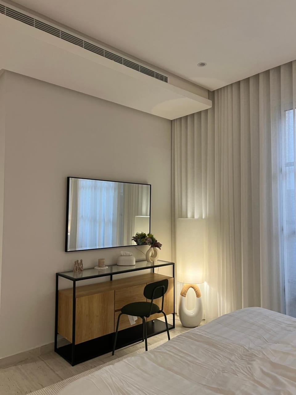 Photo of the whole room, Bedroom