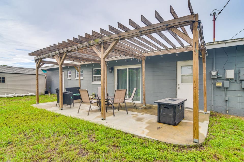 6 Mi to Beaches! Seminole Home w/ Furnished Patio House in Seminole