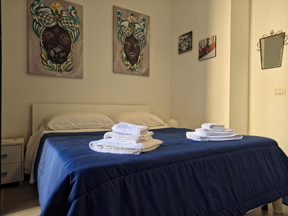 Photo of the whole room, Bedroom, towels