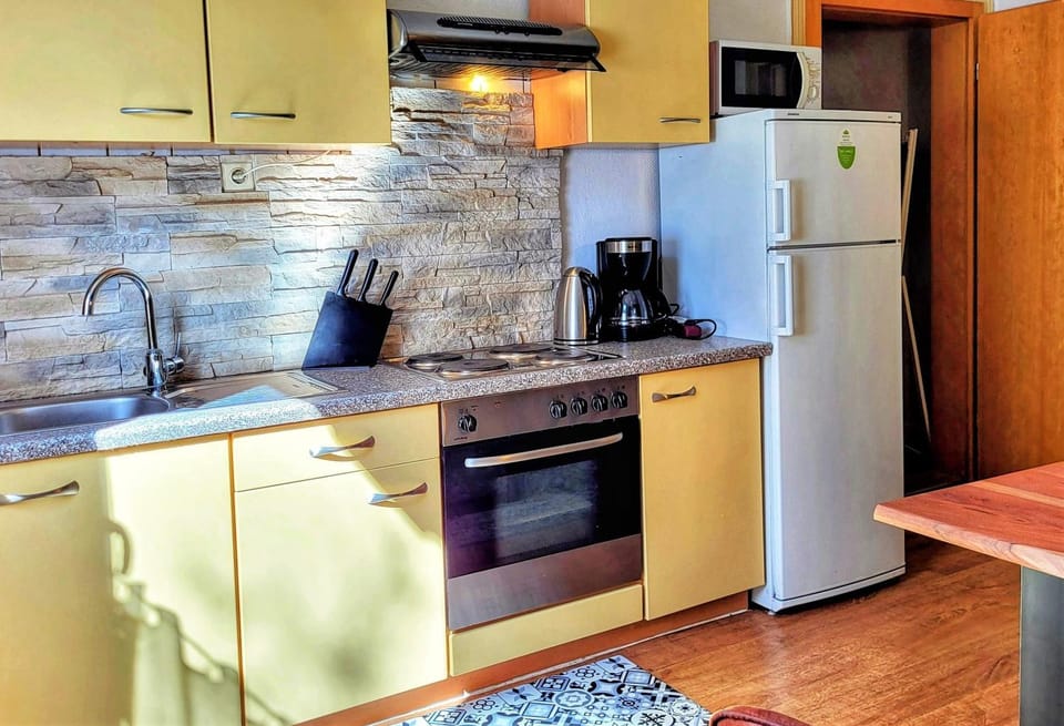 Coffee/tea facilities, Kitchen or kitchenette, oven, pet friendly, stove, toaster