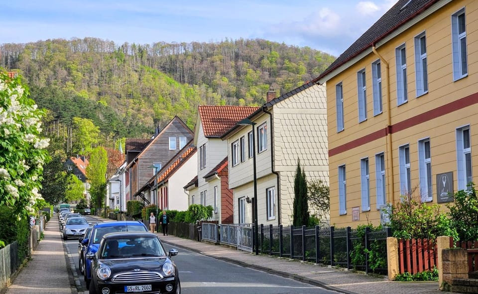 Property building, Day, Neighbourhood, Natural landscape, Mountain view, Street view, Location, Parking