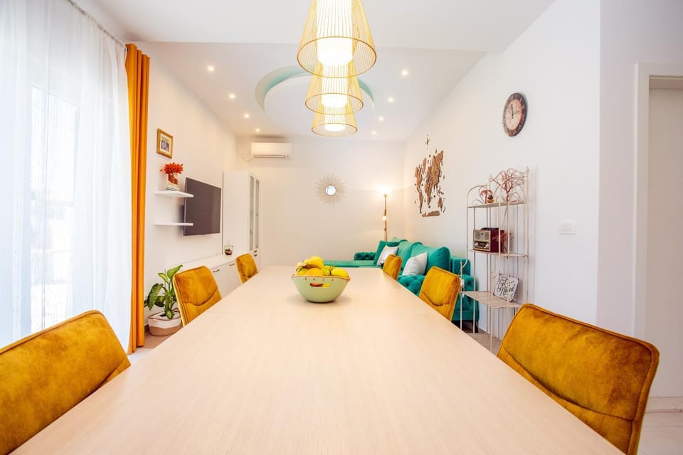 Communal lounge/ TV room, TV and multimedia, Kitchen or kitchenette, Living room, Photo of the whole room, Seating area, Dining area, air conditioner
