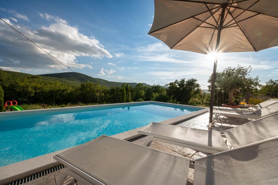 Day, Natural landscape, Mountain view, Pool view, Swimming pool, sunbed