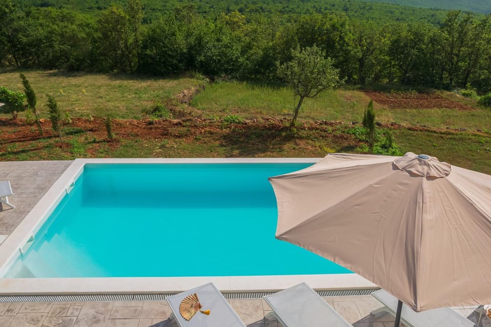 Natural landscape, Mountain view, Pool view, Swimming pool, sunbed